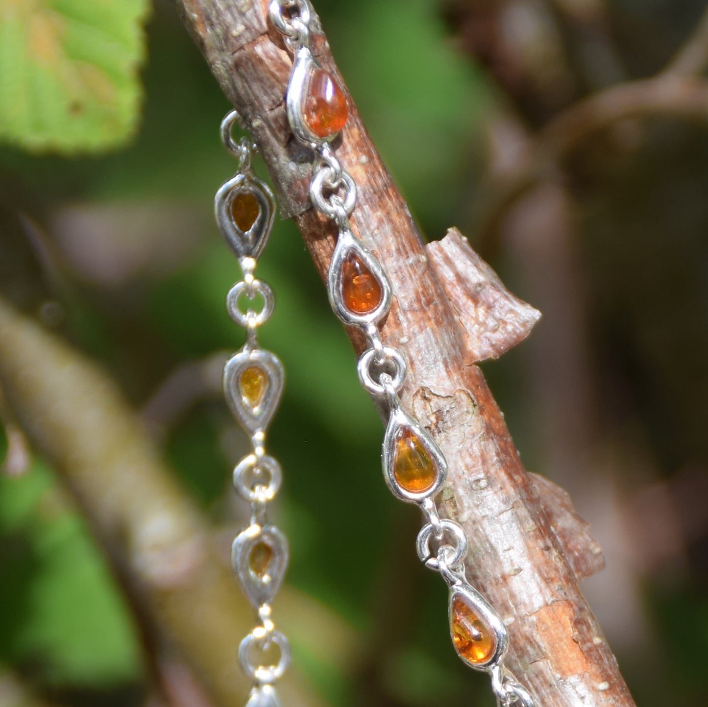 Delicato bracciale regolabile a catena creato con Ambra naturale color cognac e Argento 925, MJ Baltica, BB012