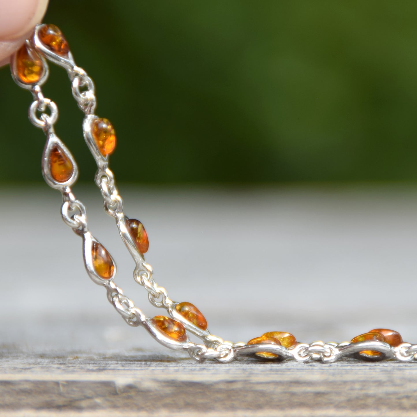 Delicato bracciale regolabile a catena creato con Ambra naturale color cognac e Argento 925, MJ Baltica, BB012