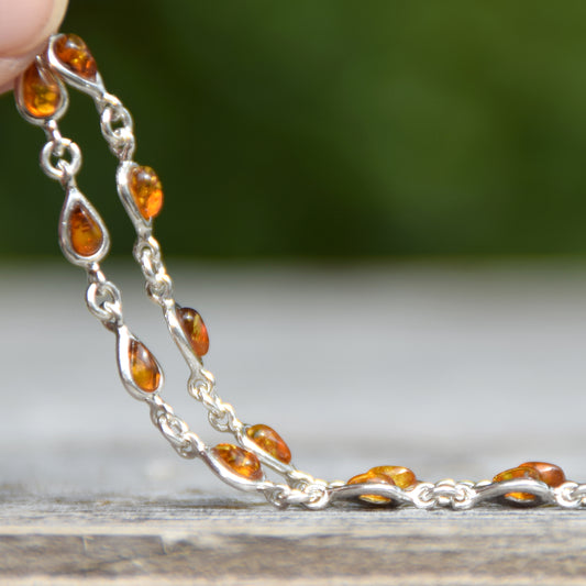 Delicato bracciale regolabile a catena creato con Ambra naturale color cognac e Argento 925, MJ Baltica, BB012