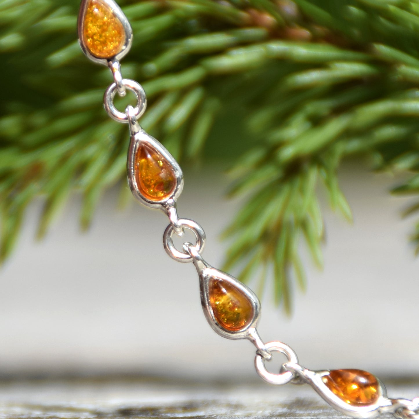 Delicato bracciale regolabile a catena creato con Ambra naturale color cognac e Argento 925, MJ Baltica, BB012