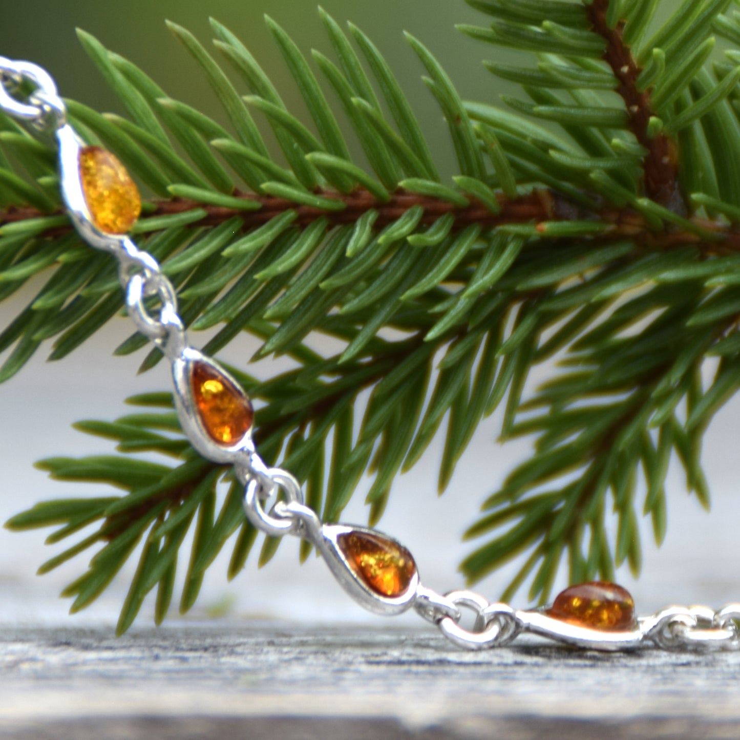 Delicato bracciale regolabile a catena creato con Ambra naturale color cognac e Argento 925, MJ Baltica, BB012