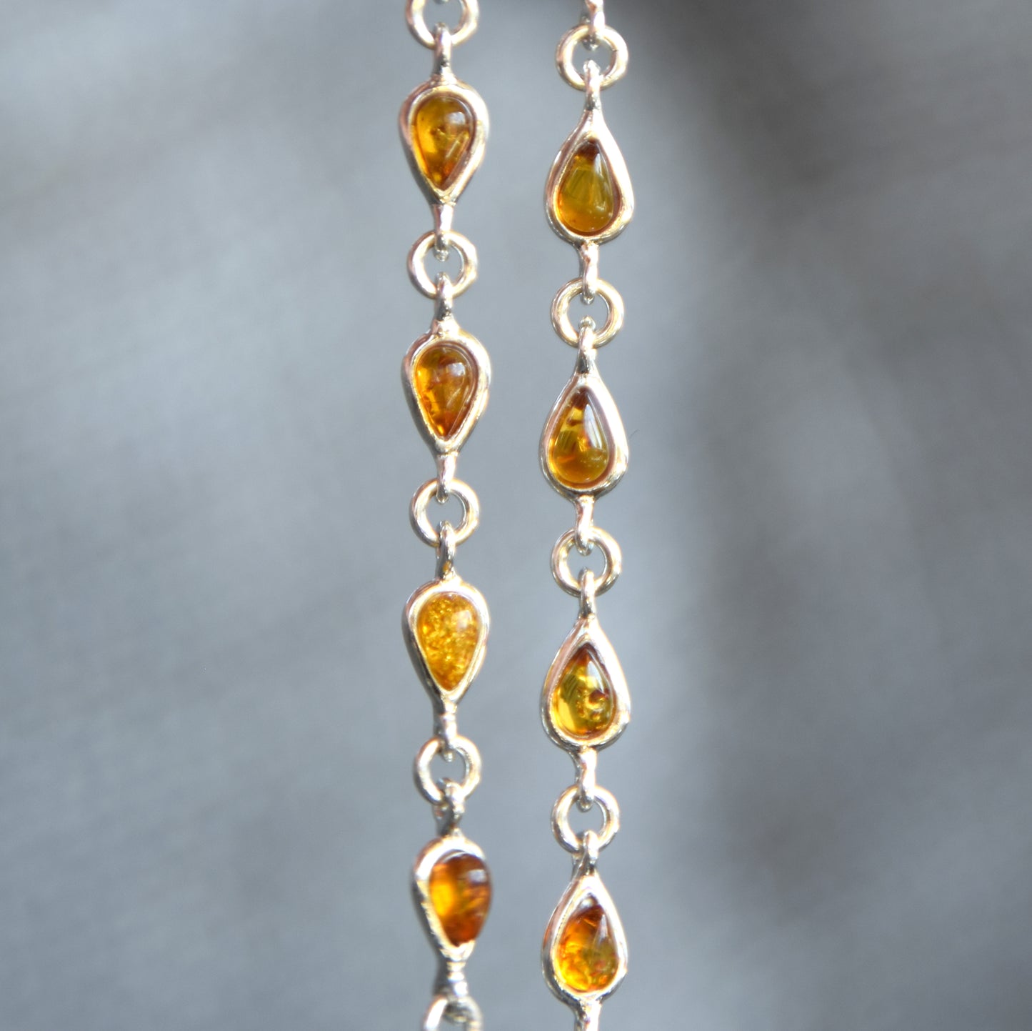 Delicato bracciale regolabile a catena creato con Ambra naturale color cognac e Argento 925, MJ Baltica, BB012