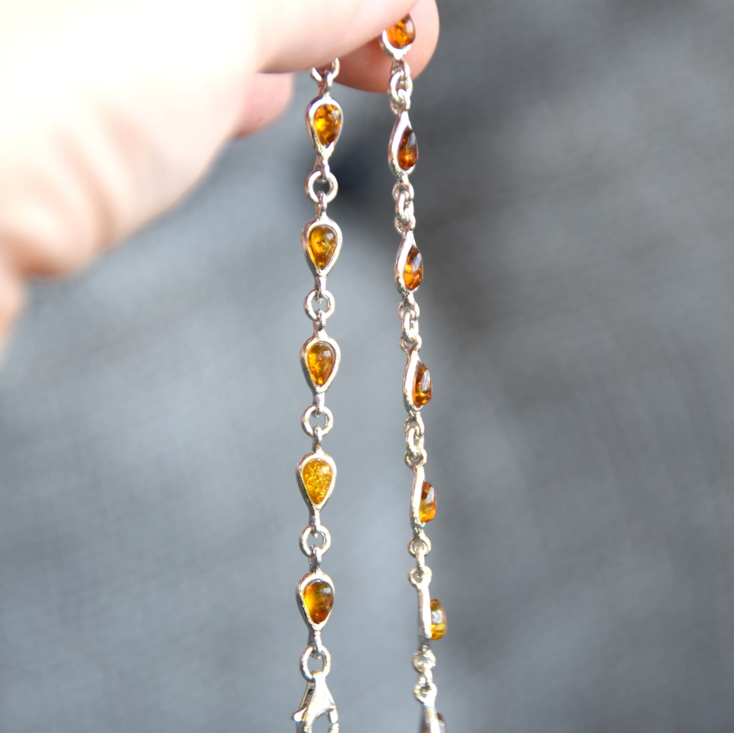 Delicato bracciale regolabile a catena creato con Ambra naturale color cognac e Argento 925, MJ Baltica, BB012
