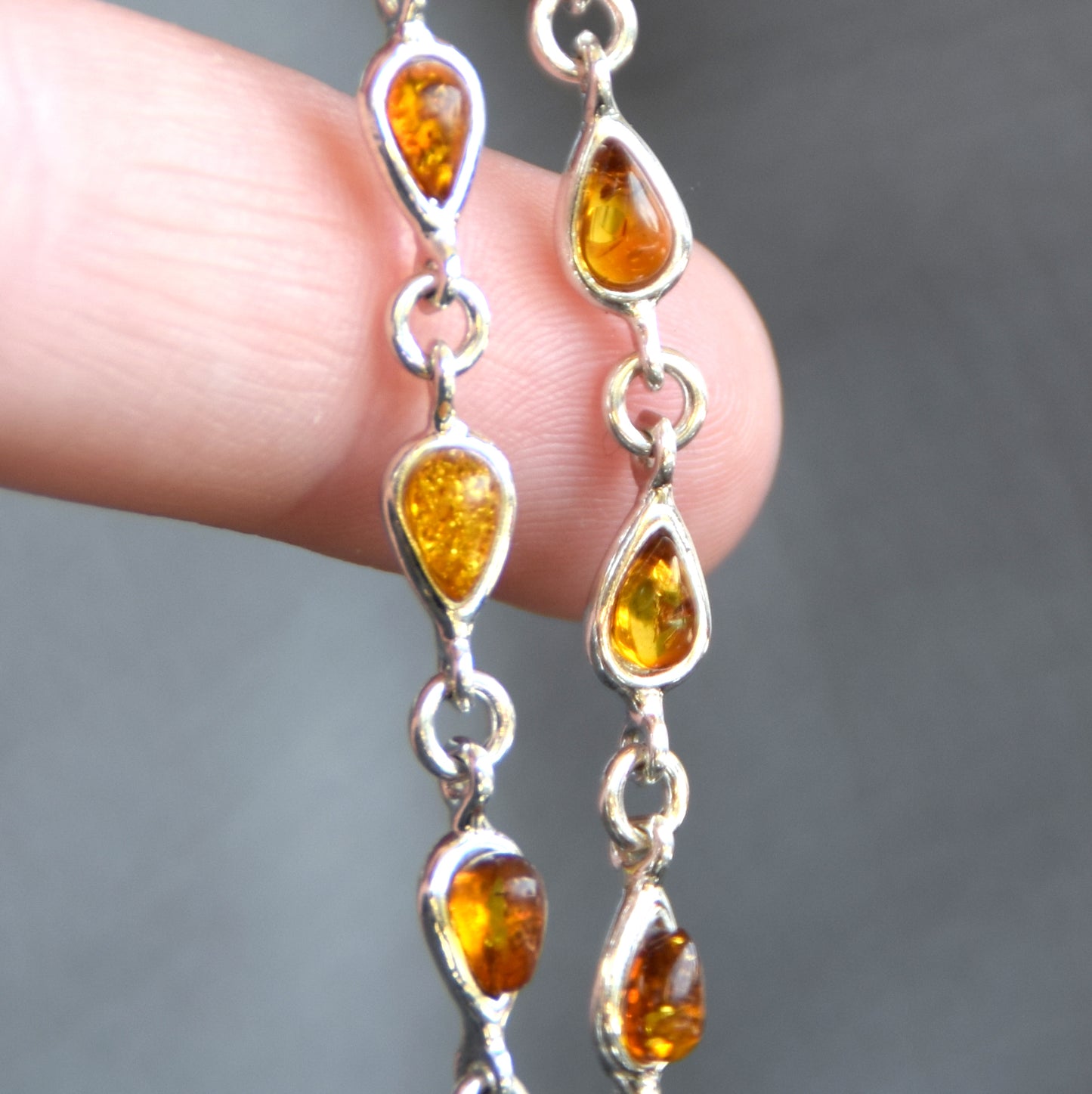 Delicato bracciale regolabile a catena creato con Ambra naturale color cognac e Argento 925, MJ Baltica, BB012