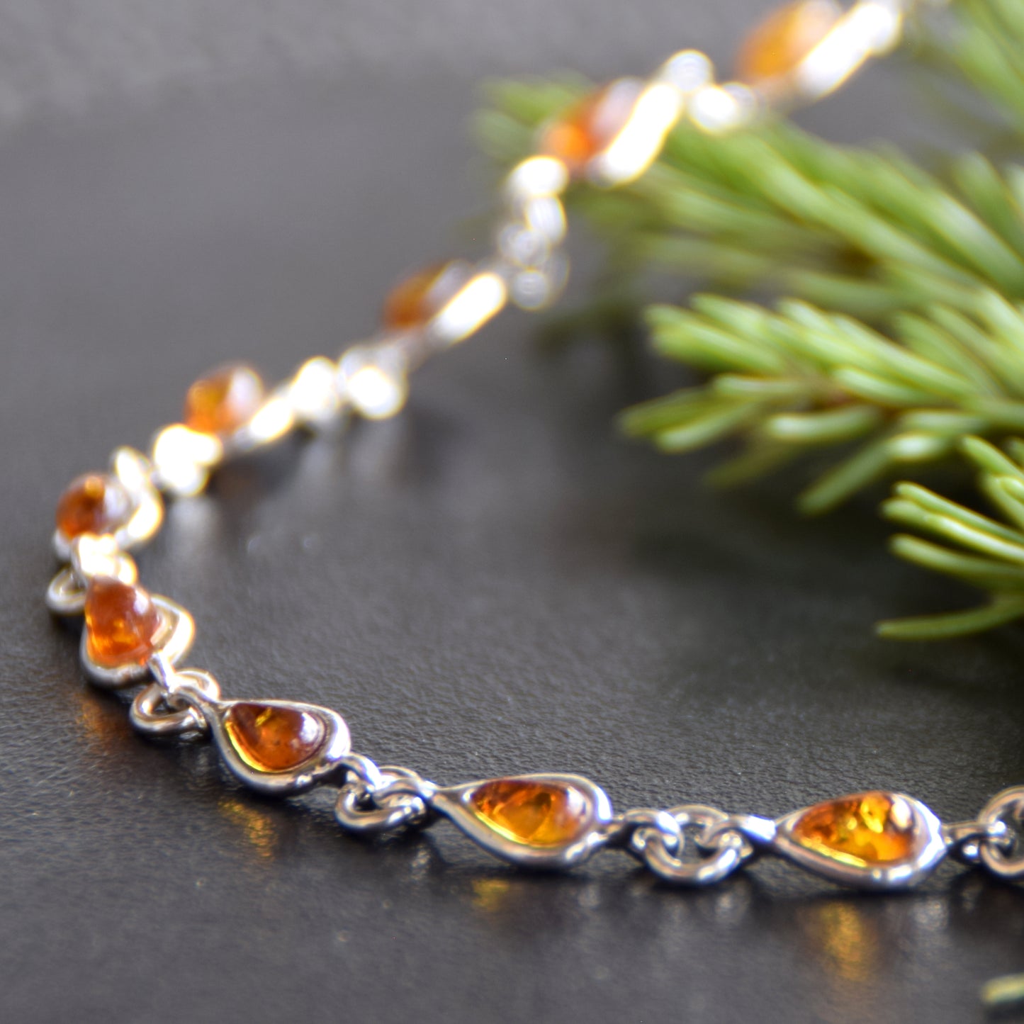 Delicato bracciale regolabile a catena creato con Ambra naturale color cognac e Argento 925, MJ Baltica, BB012