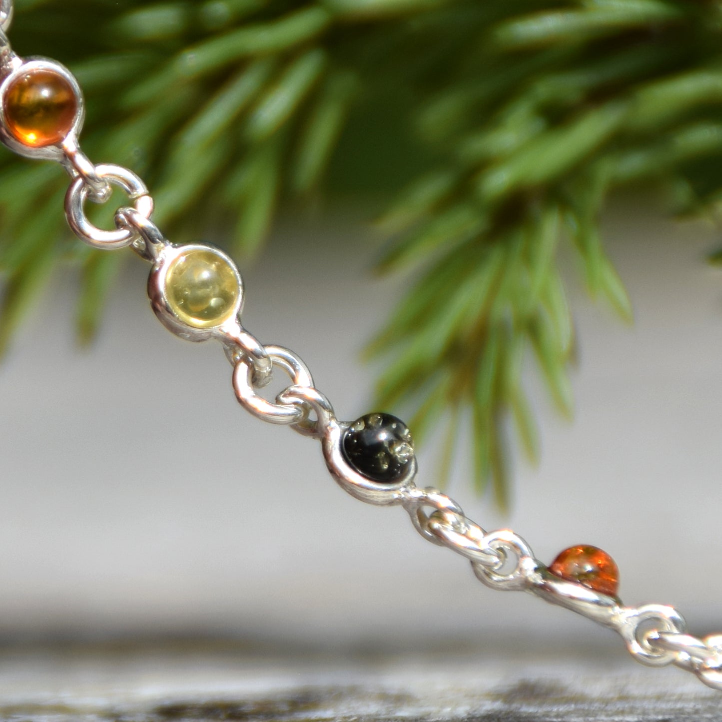 Delicato bracciale regolabile a catena creato con Ambra naturale di varie tonalità e Argento 925, MJ Baltica, BB016