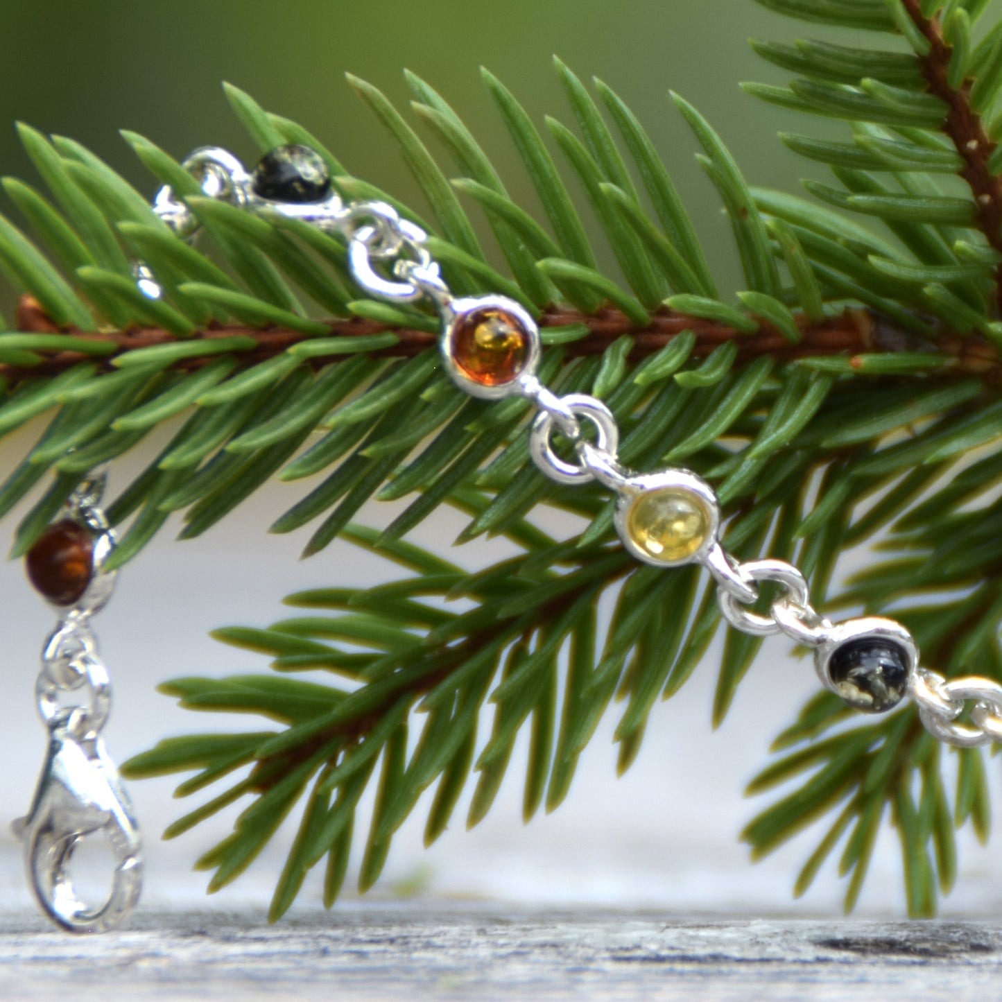 Delicato bracciale regolabile a catena creato con Ambra naturale di varie tonalità e Argento 925, MJ Baltica, BB016