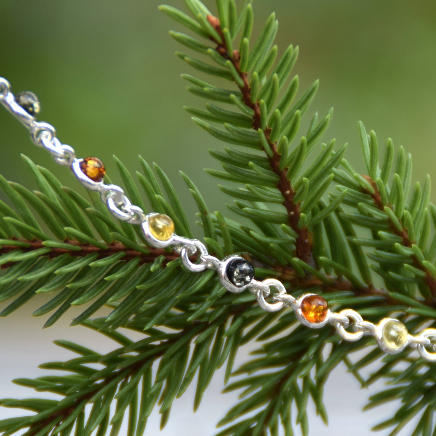 Delicato bracciale regolabile a catena creato con Ambra naturale di varie tonalità e Argento 925, MJ Baltica, BB016