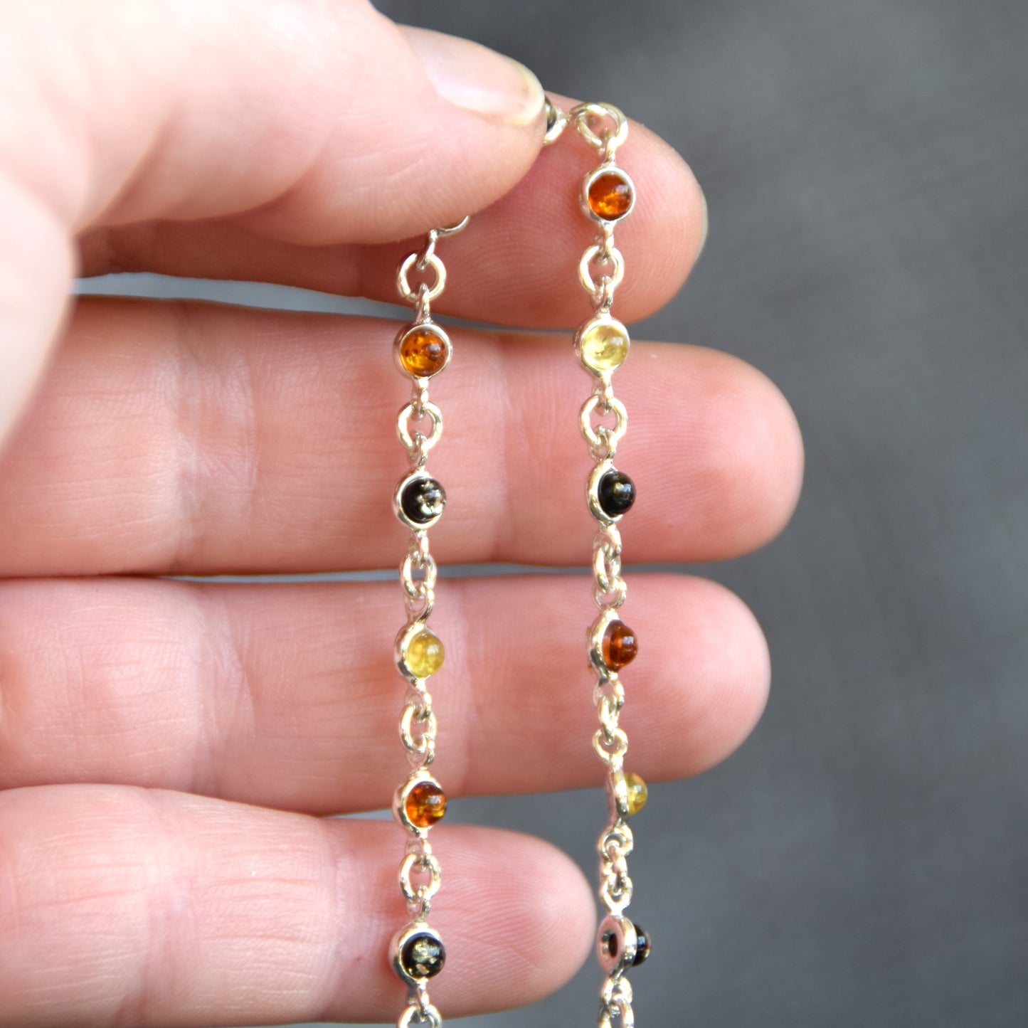 Delicato bracciale regolabile a catena creato con Ambra naturale di varie tonalità e Argento 925, MJ Baltica, BB016