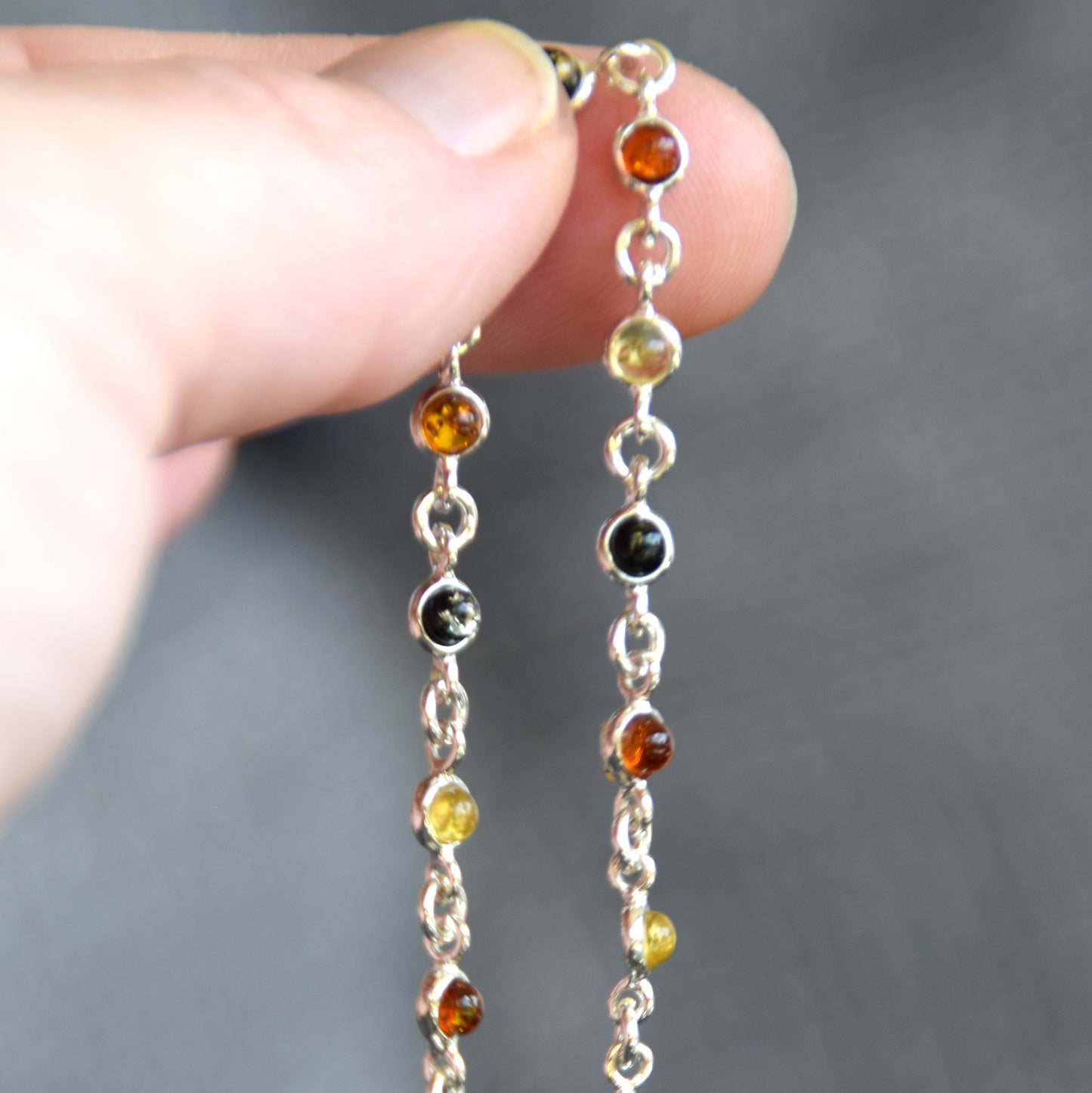 Delicato bracciale regolabile a catena creato con Ambra naturale di varie tonalità e Argento 925, MJ Baltica, BB016