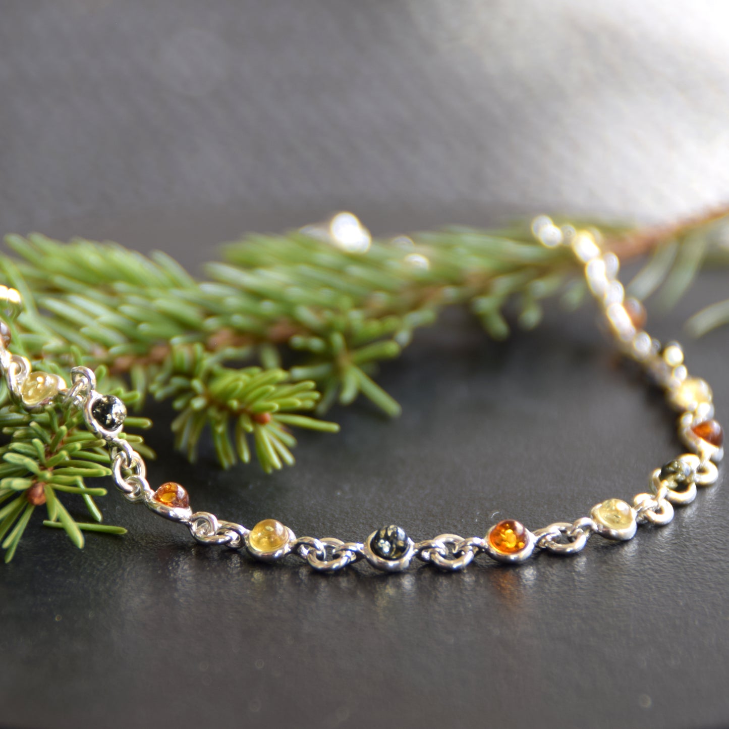 Delicato bracciale regolabile a catena creato con Ambra naturale di varie tonalità e Argento 925, MJ Baltica, BB016