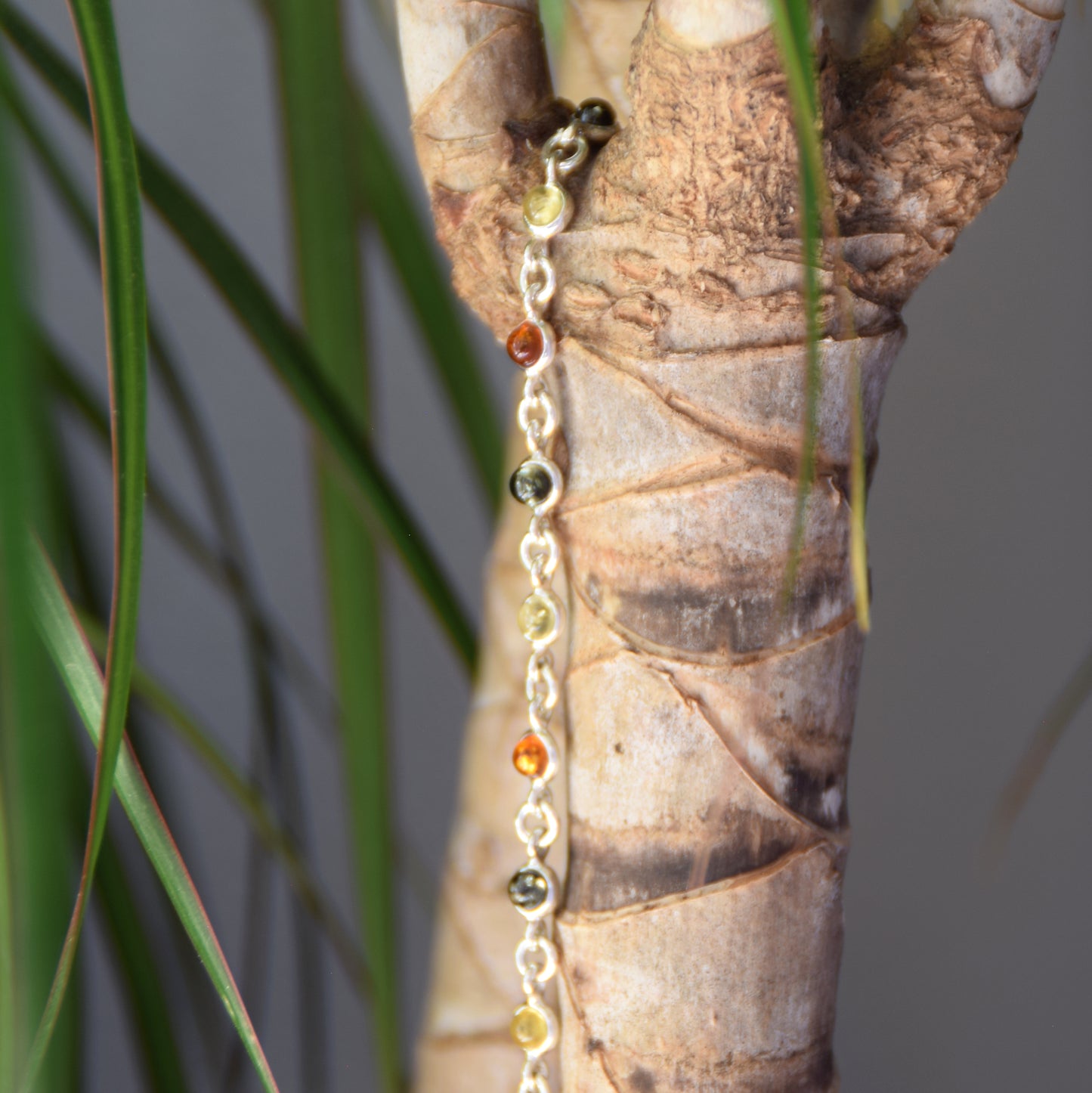 Delicato bracciale regolabile a catena creato con Ambra naturale di varie tonalità e Argento 925, MJ Baltica, BB016