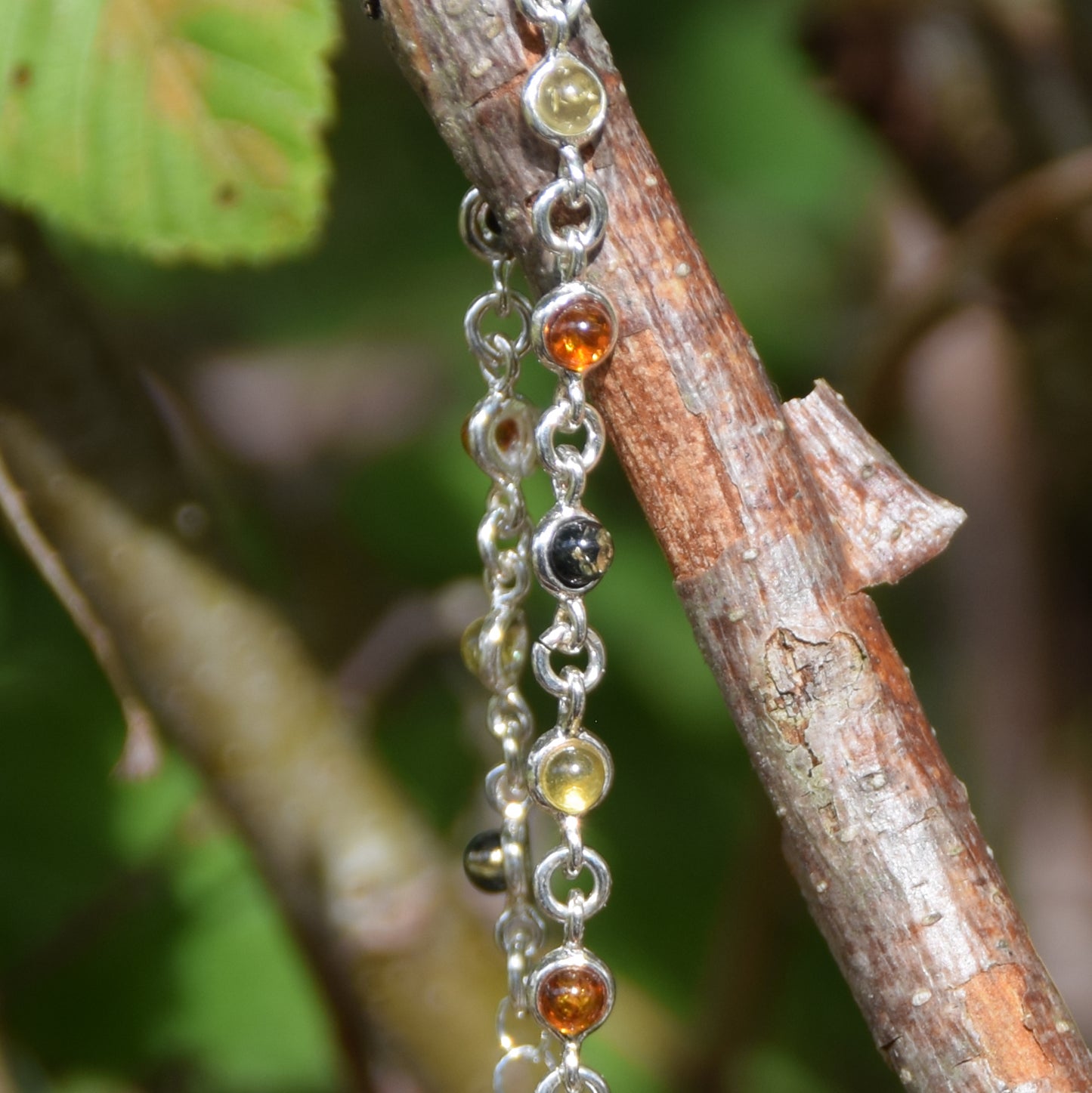 Delicato bracciale regolabile a catena creato con Ambra naturale di varie tonalità e Argento 925, MJ Baltica, BB016