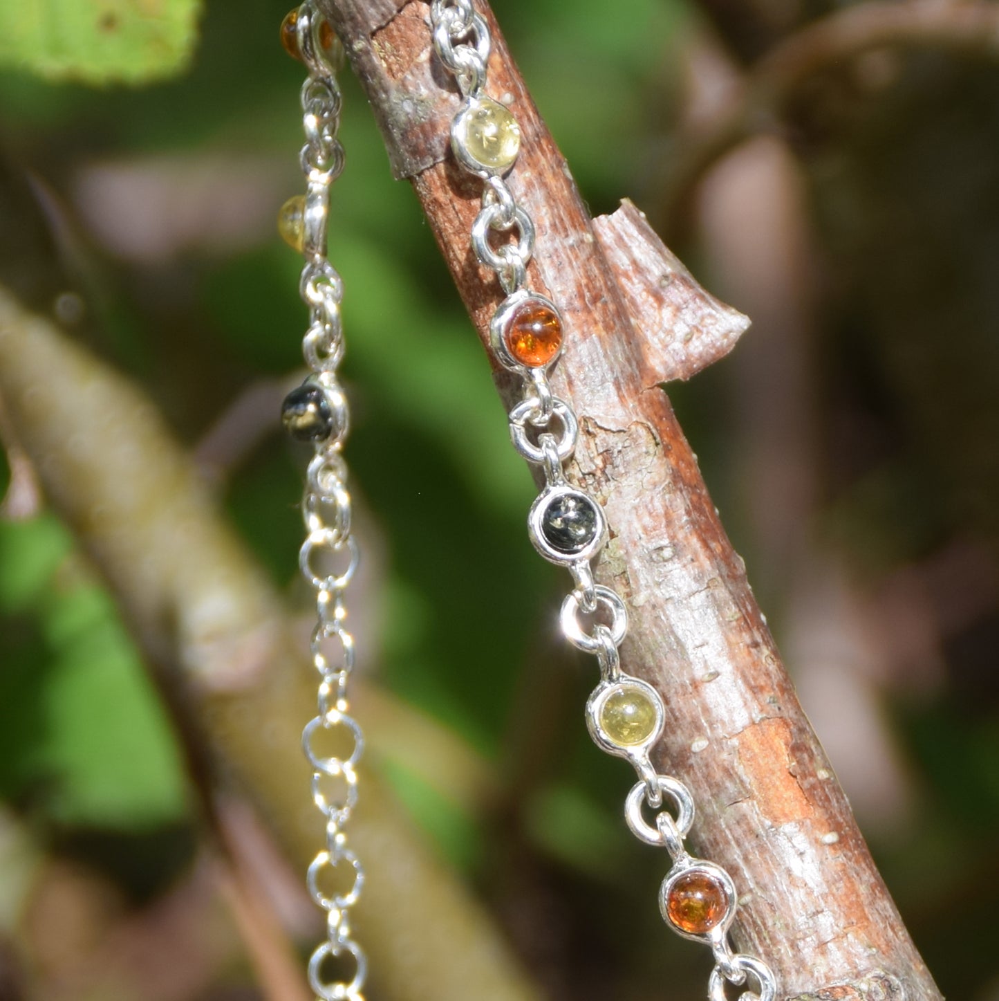 Delicato bracciale regolabile a catena creato con Ambra naturale di varie tonalità e Argento 925, MJ Baltica, BB016