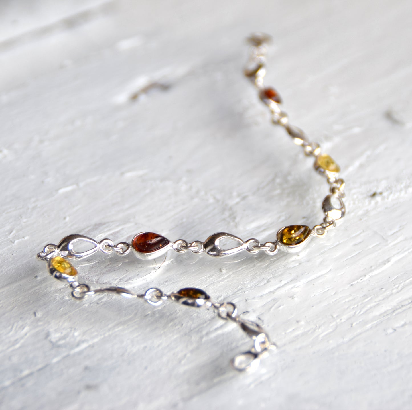 MJ Baltica, bracelet, natural Baltic amber, 925 silver, modern, elegant, handcrafted, BB022