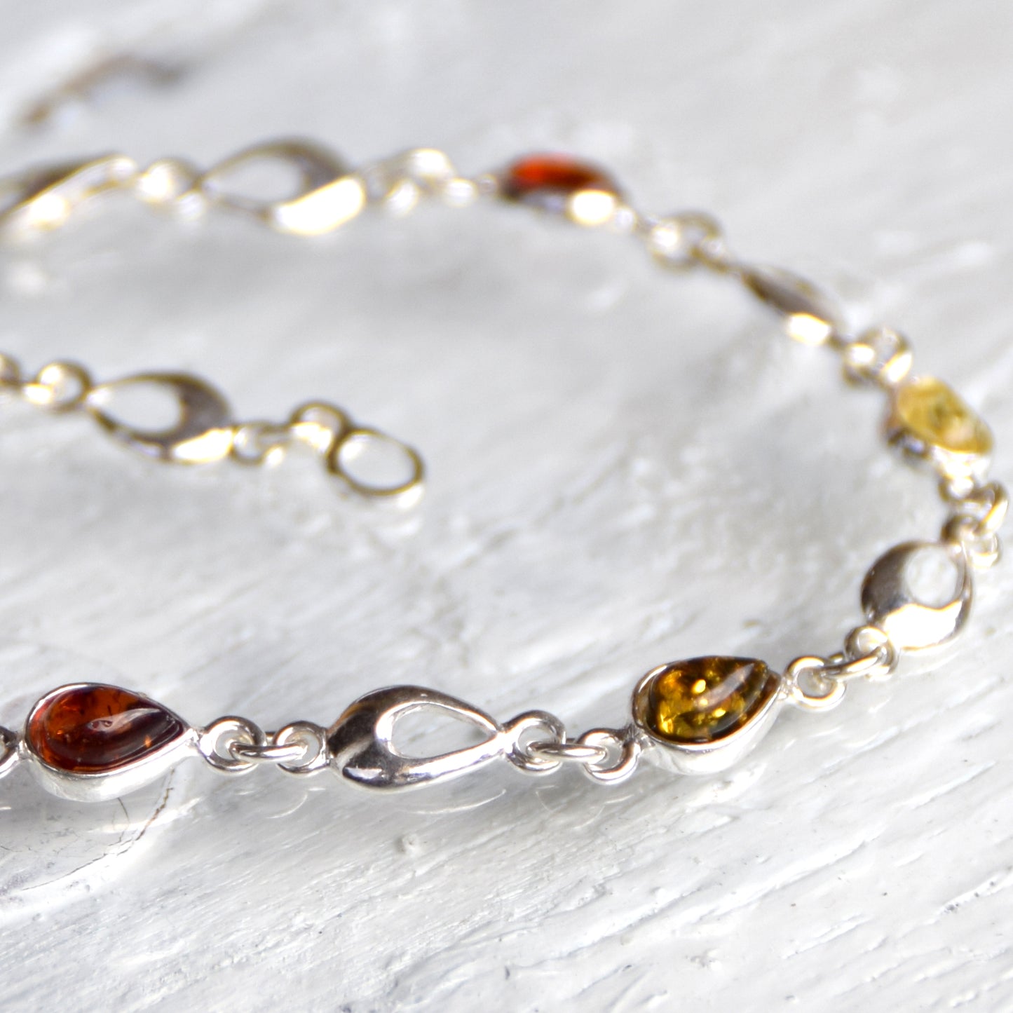 MJ Baltica, bracelet, natural Baltic amber, 925 silver, modern, elegant, handcrafted, BB022