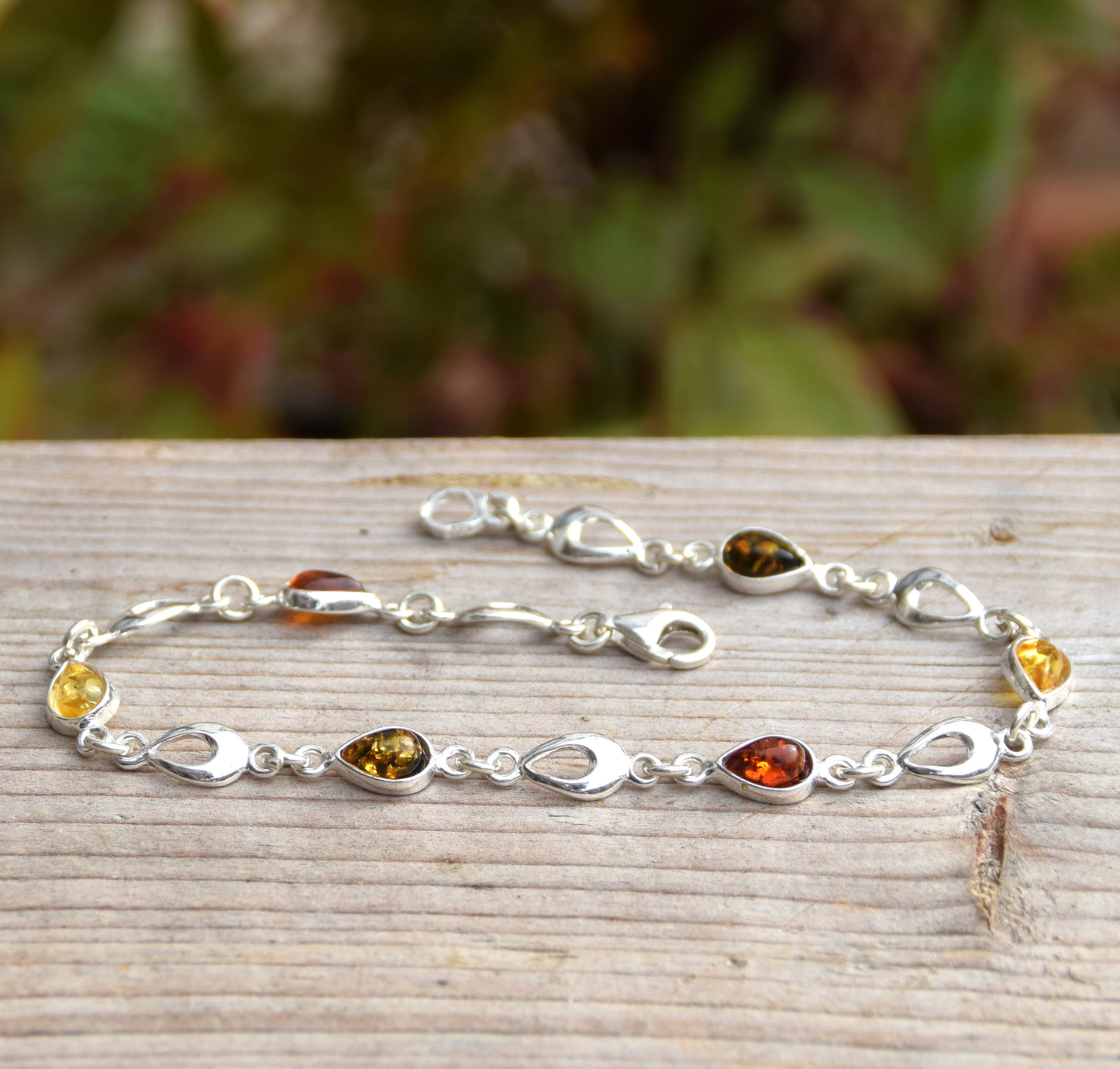 Helles, verstellbares Armband aus Naturbernstein in verschiedenen Farbtönen und 925er Silber, MJ Baltica, BB022