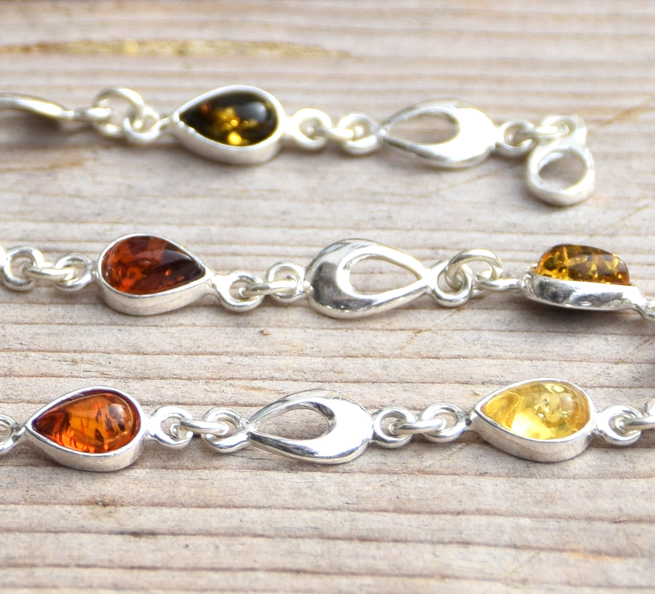 Helles, verstellbares Armband aus Naturbernstein in verschiedenen Farbtönen und 925er Silber, MJ Baltica, BB022