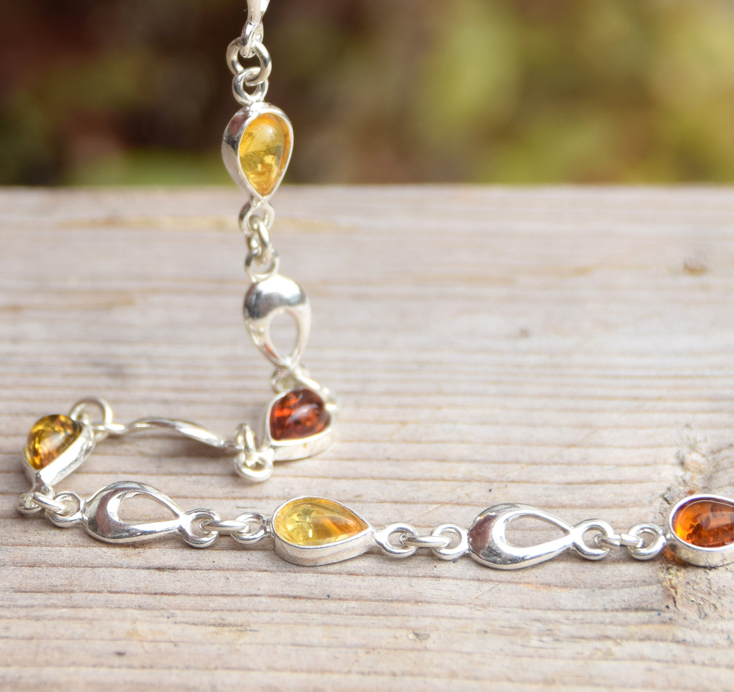 Helles, verstellbares Armband aus Naturbernstein in verschiedenen Farbtönen und 925er Silber, MJ Baltica, BB022