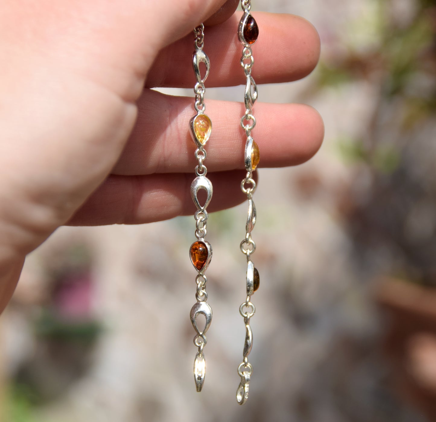 Helles, verstellbares Armband aus Naturbernstein in verschiedenen Farbtönen und 925er Silber, MJ Baltica, BB022