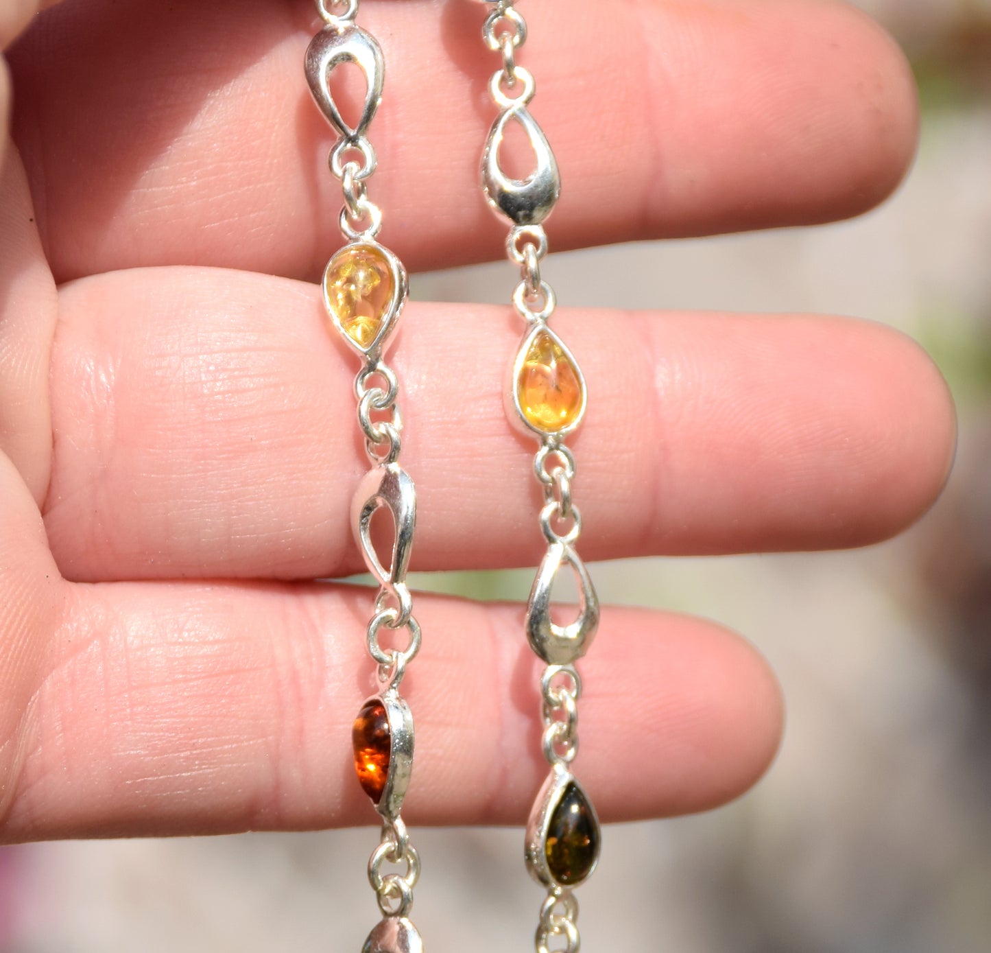 Helles, verstellbares Armband aus Naturbernstein in verschiedenen Farbtönen und 925er Silber, MJ Baltica, BB022