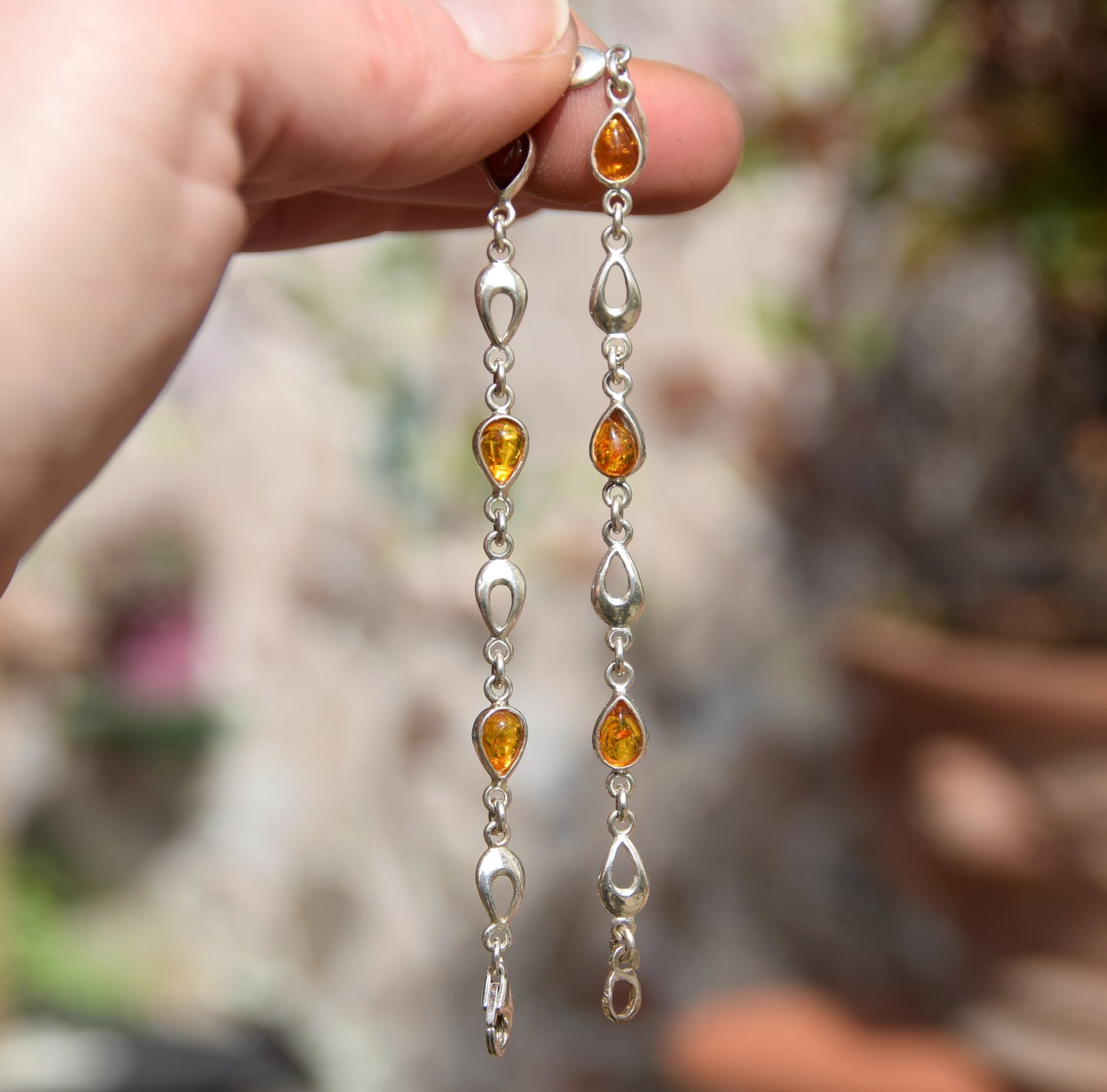 Leuchtendes, verstellbares Armband aus cognacfarbenem Naturbernstein und 925er Silber, MJ Baltica, BB023