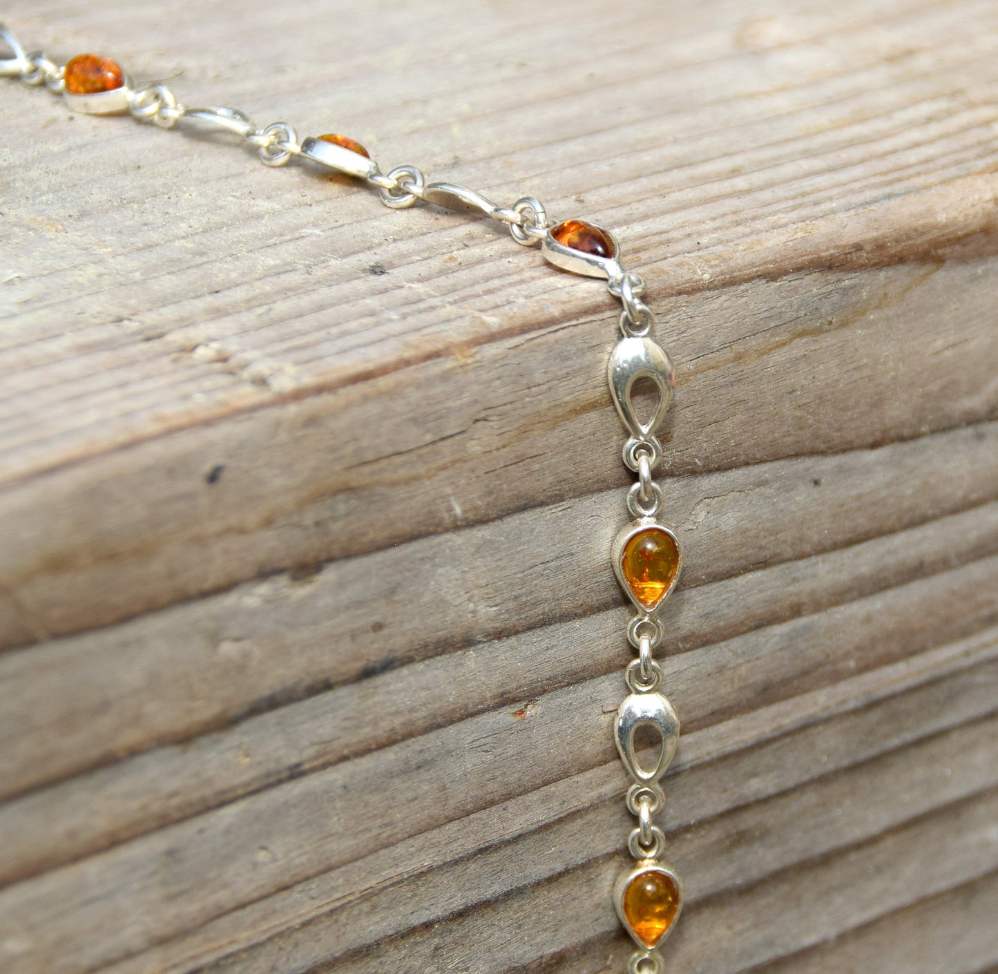 Leuchtendes, verstellbares Armband aus cognacfarbenem Naturbernstein und 925er Silber, MJ Baltica, BB023