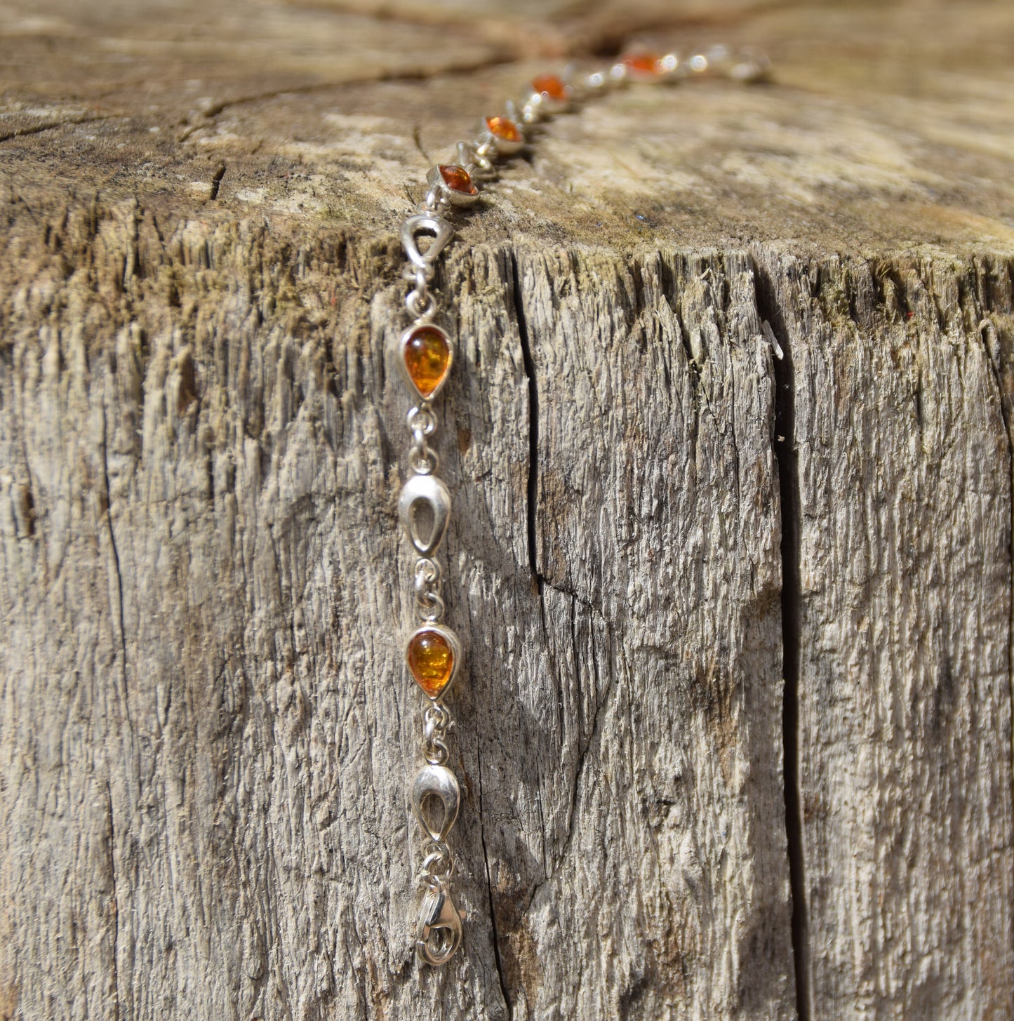 Leuchtendes, verstellbares Armband aus cognacfarbenem Naturbernstein und 925er Silber, MJ Baltica, BB023