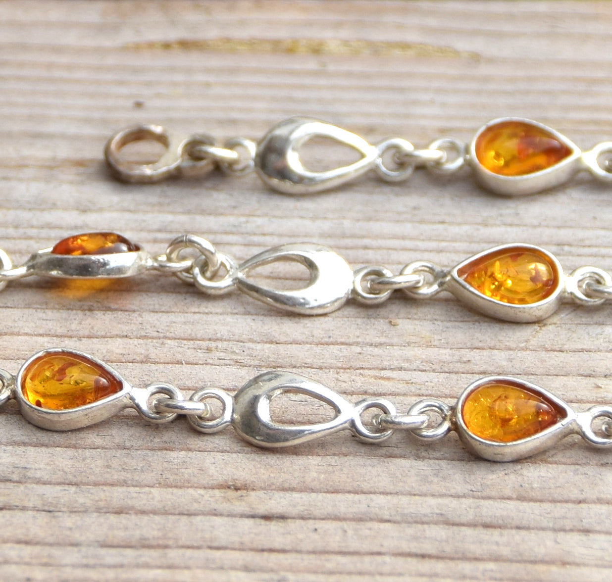 Leuchtendes, verstellbares Armband aus cognacfarbenem Naturbernstein und 925er Silber, MJ Baltica, BB023