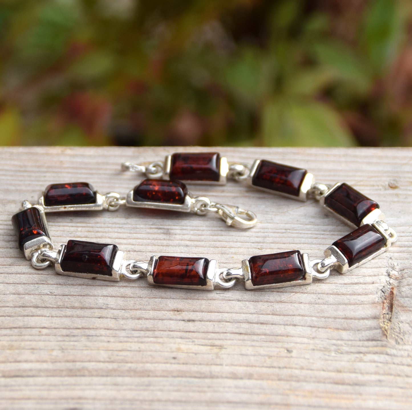 Grande bracciale di stile forte creato con Ambra naturale marrone scura e argento 925, MJ Baltica, BB025