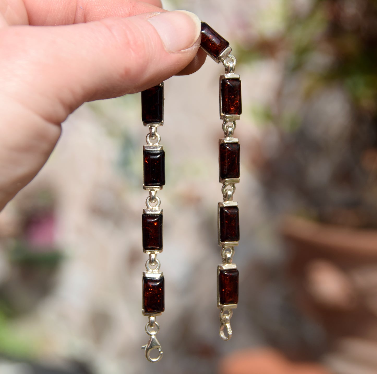 Grande bracciale di stile forte creato con Ambra naturale marrone scura e argento 925, MJ Baltica, BB025