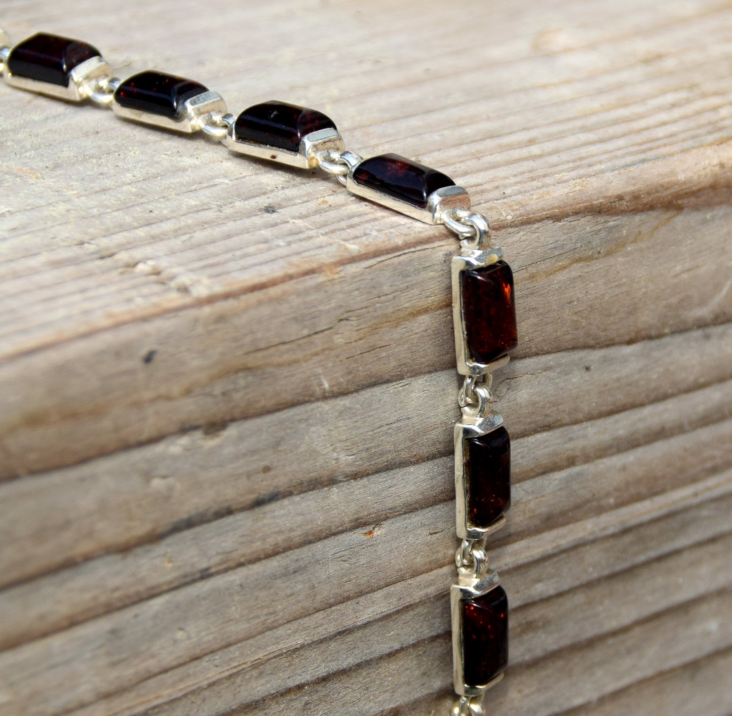 Grande bracciale di stile forte creato con Ambra naturale marrone scura e argento 925, MJ Baltica, BB025