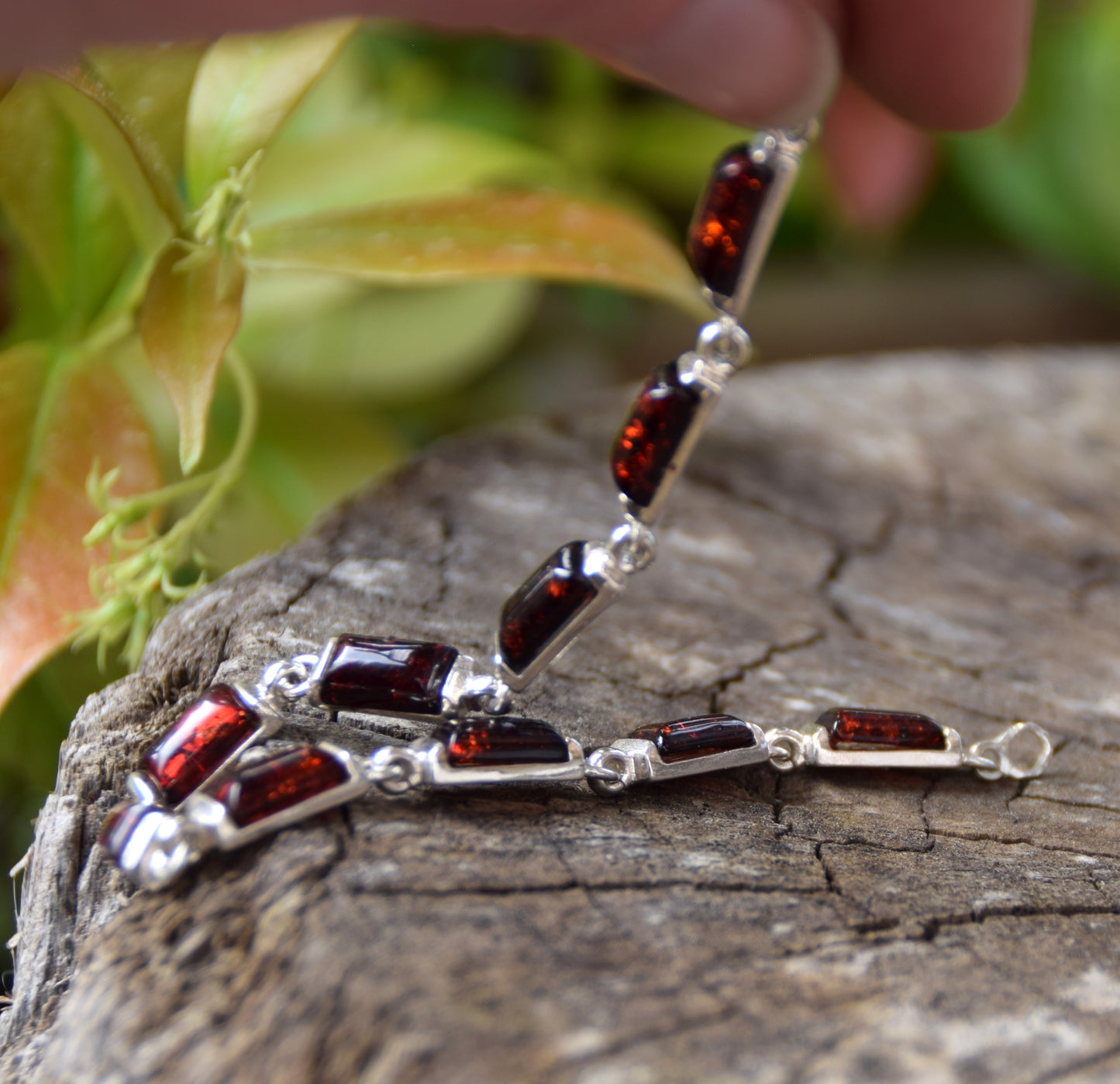 Grande bracciale di stile forte creato con Ambra naturale marrone scura e argento 925, MJ Baltica, BB025