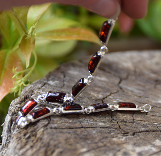 Grande bracciale di stile forte creato con Ambra naturale marrone scura e argento 925, MJ Baltica, BB025