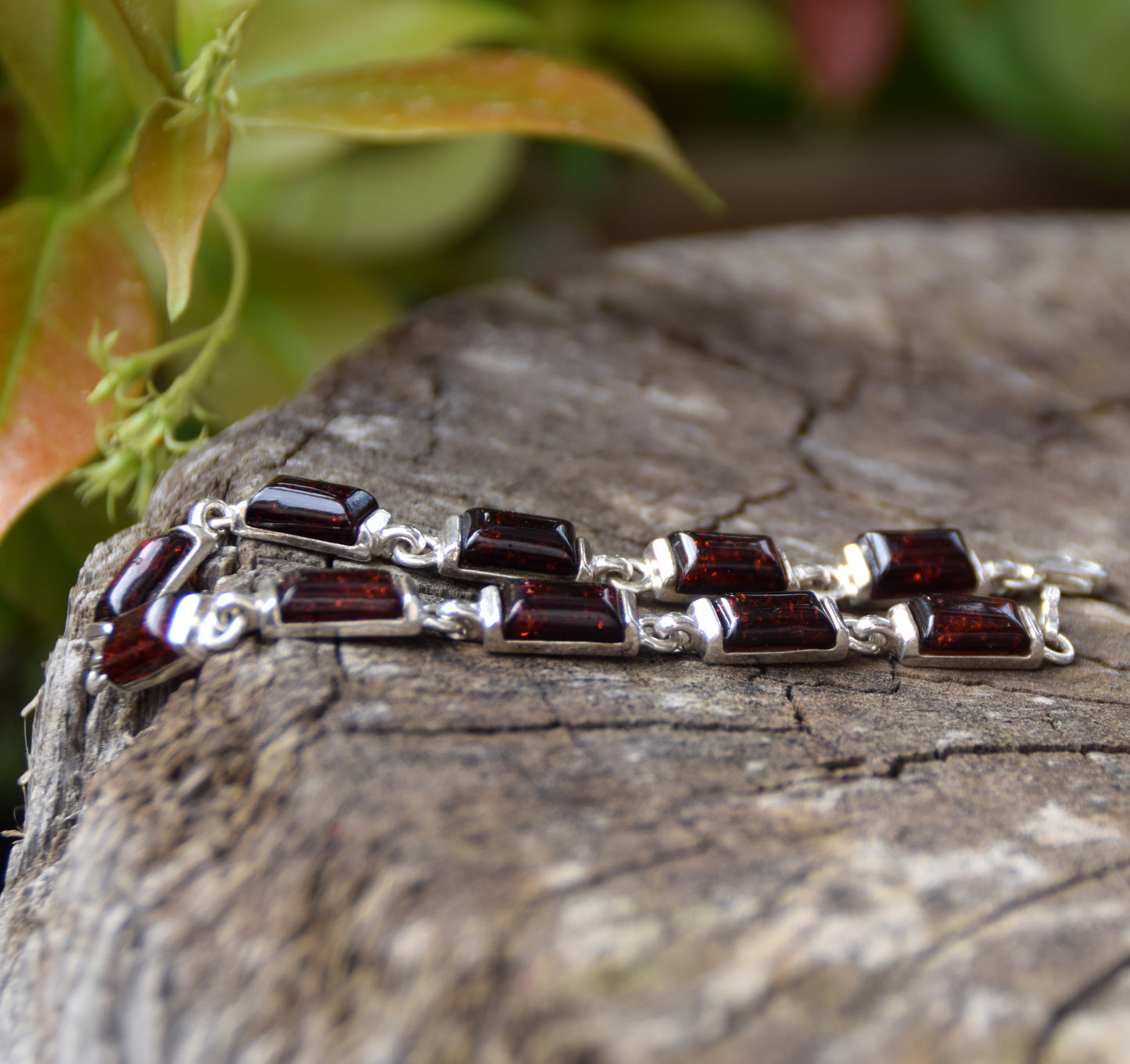 Grande bracciale di stile forte creato con Ambra naturale marrone scura e argento 925, MJ Baltica, BB025