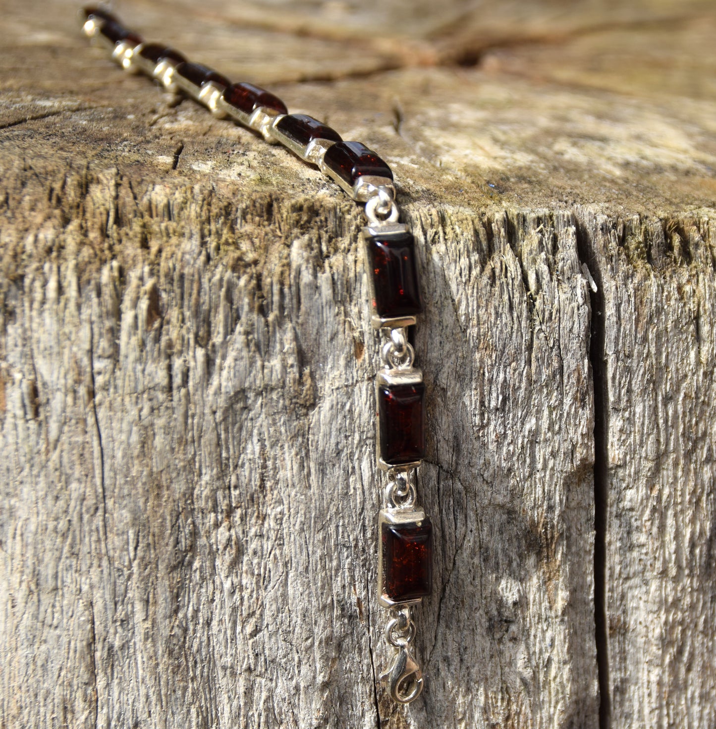 Grande bracciale di stile forte creato con Ambra naturale marrone scura e argento 925, MJ Baltica, BB025