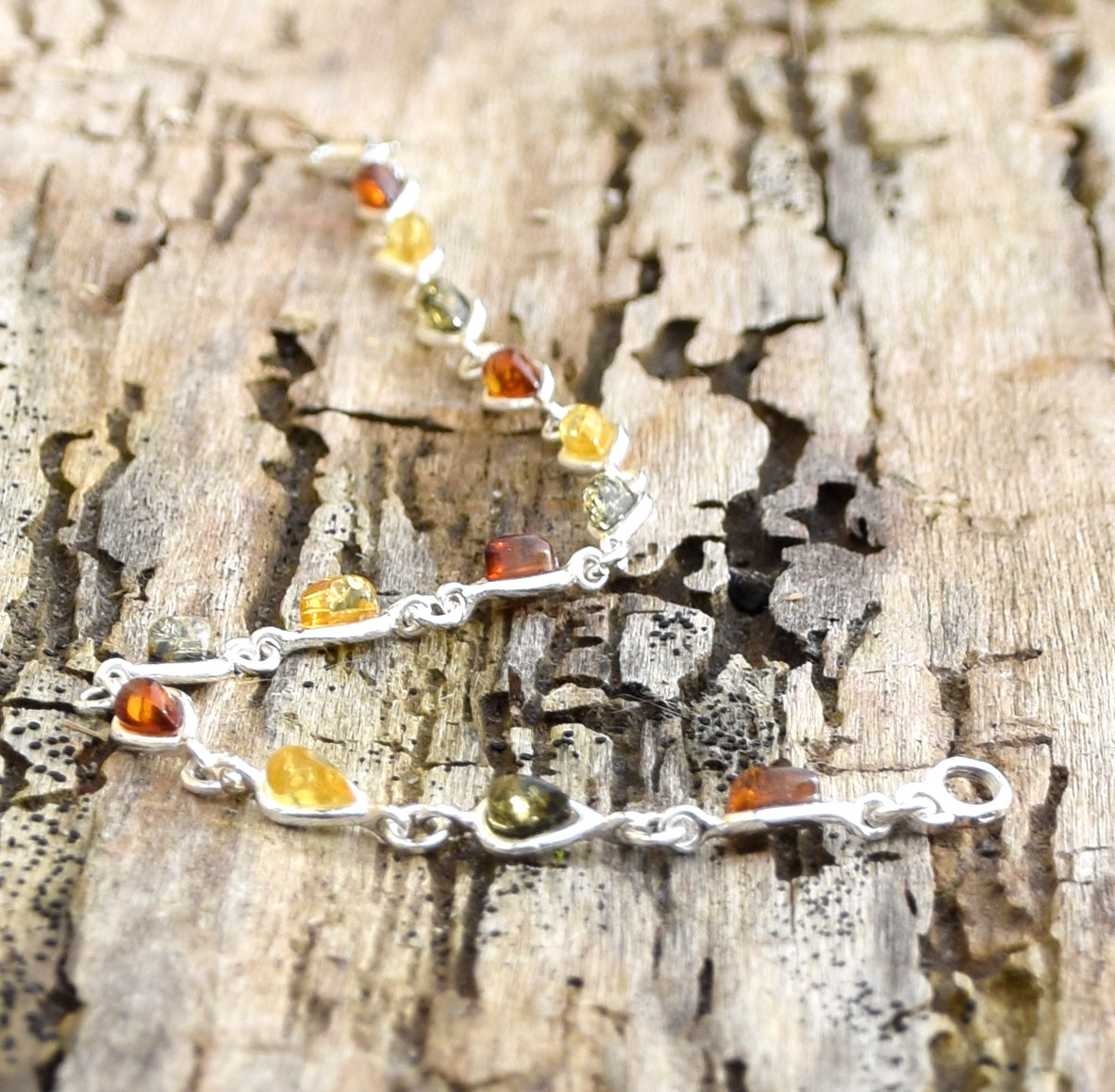 Delicato bracciale regolabile a catena creato con Ambra naturale di varie tonalità e Argento 925, MJ Baltica, BB028