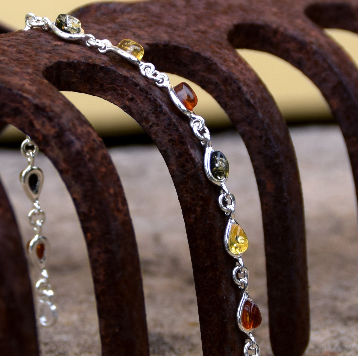Delicato bracciale regolabile a catena creato con Ambra naturale di varie tonalità e Argento 925, MJ Baltica, BB028
