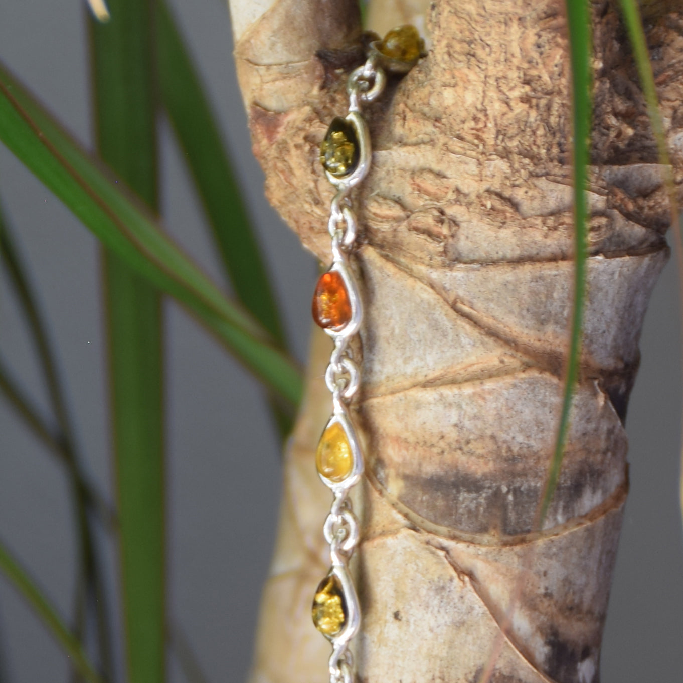 Delicato bracciale regolabile a catena creato con Ambra naturale di varie tonalità e Argento 925, MJ Baltica, BB028