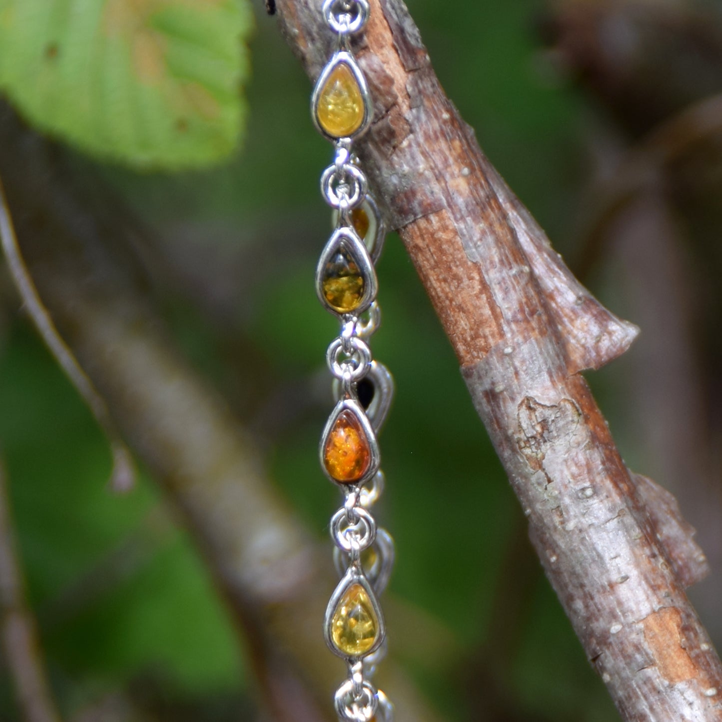 Delicato bracciale regolabile a catena creato con Ambra naturale di varie tonalità e Argento 925, MJ Baltica, BB028