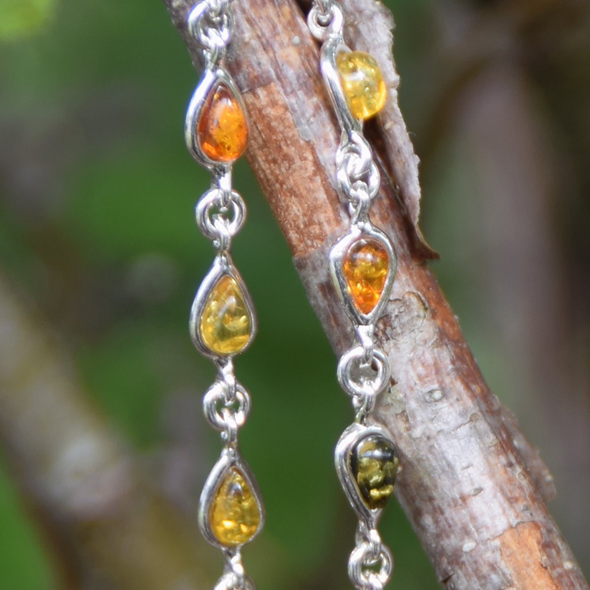 Delicato bracciale regolabile a catena creato con Ambra naturale di varie tonalità e Argento 925, MJ Baltica, BB028
