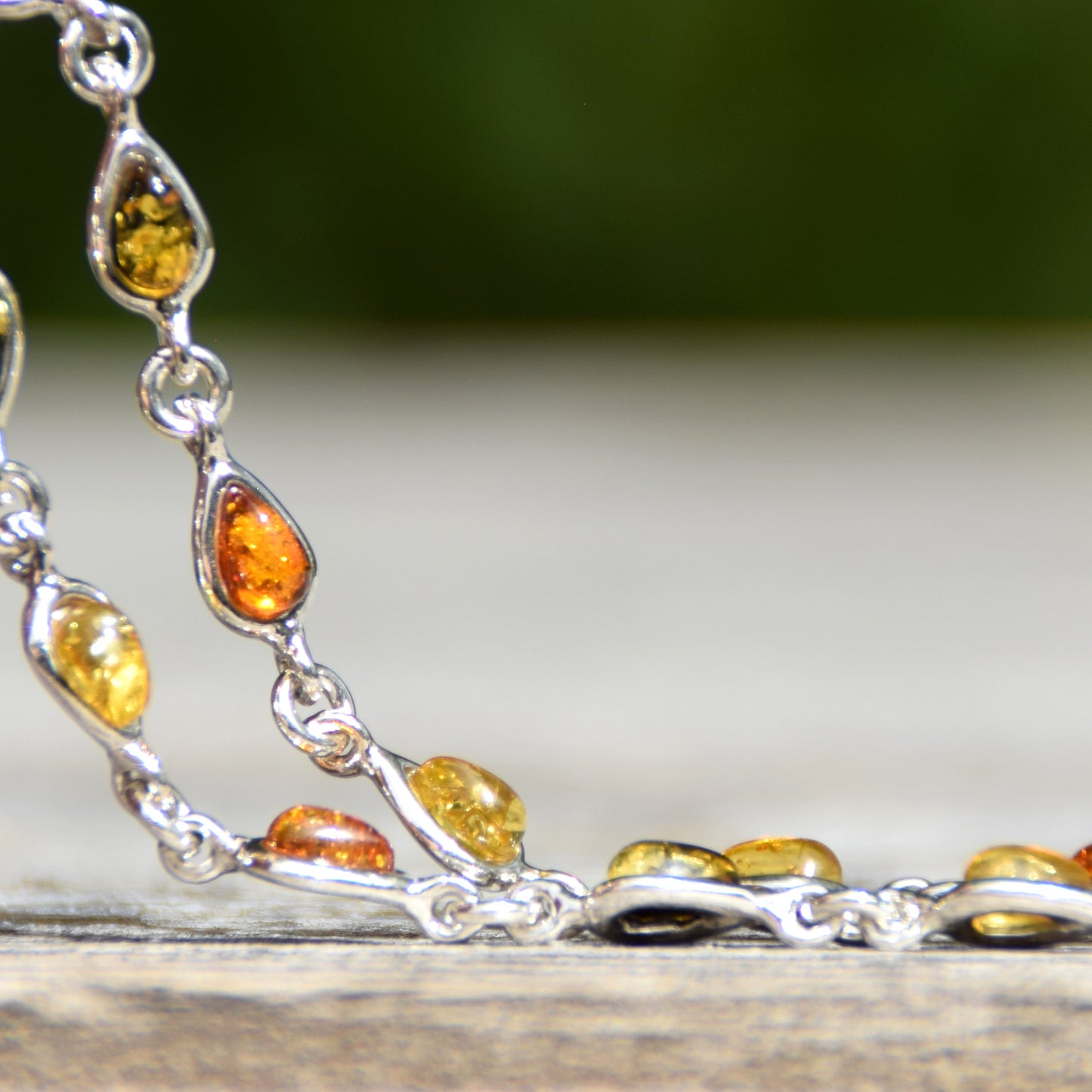 Delicato bracciale regolabile a catena creato con Ambra naturale di varie tonalità e Argento 925, MJ Baltica, BB028
