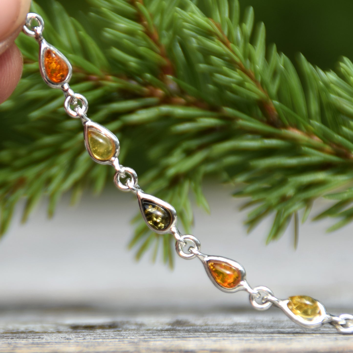 Delicato bracciale regolabile a catena creato con Ambra naturale di varie tonalità e Argento 925, MJ Baltica, BB028