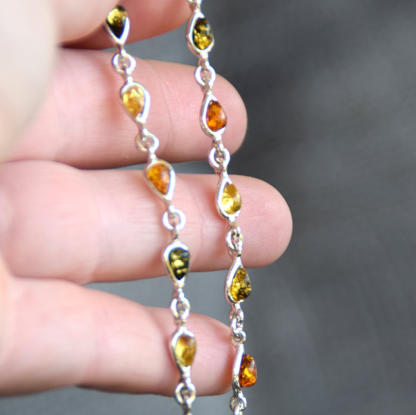 Delicato bracciale regolabile a catena creato con Ambra naturale di varie tonalità e Argento 925, MJ Baltica, BB028