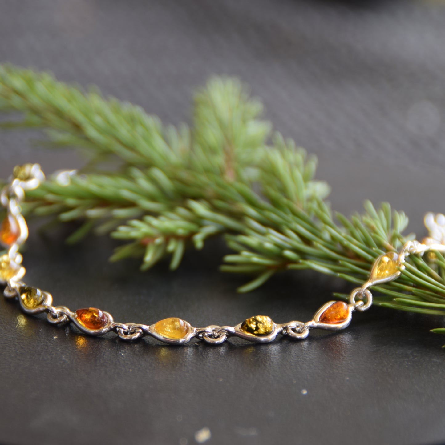 Delicato bracciale regolabile a catena creato con Ambra naturale di varie tonalità e Argento 925, MJ Baltica, BB028