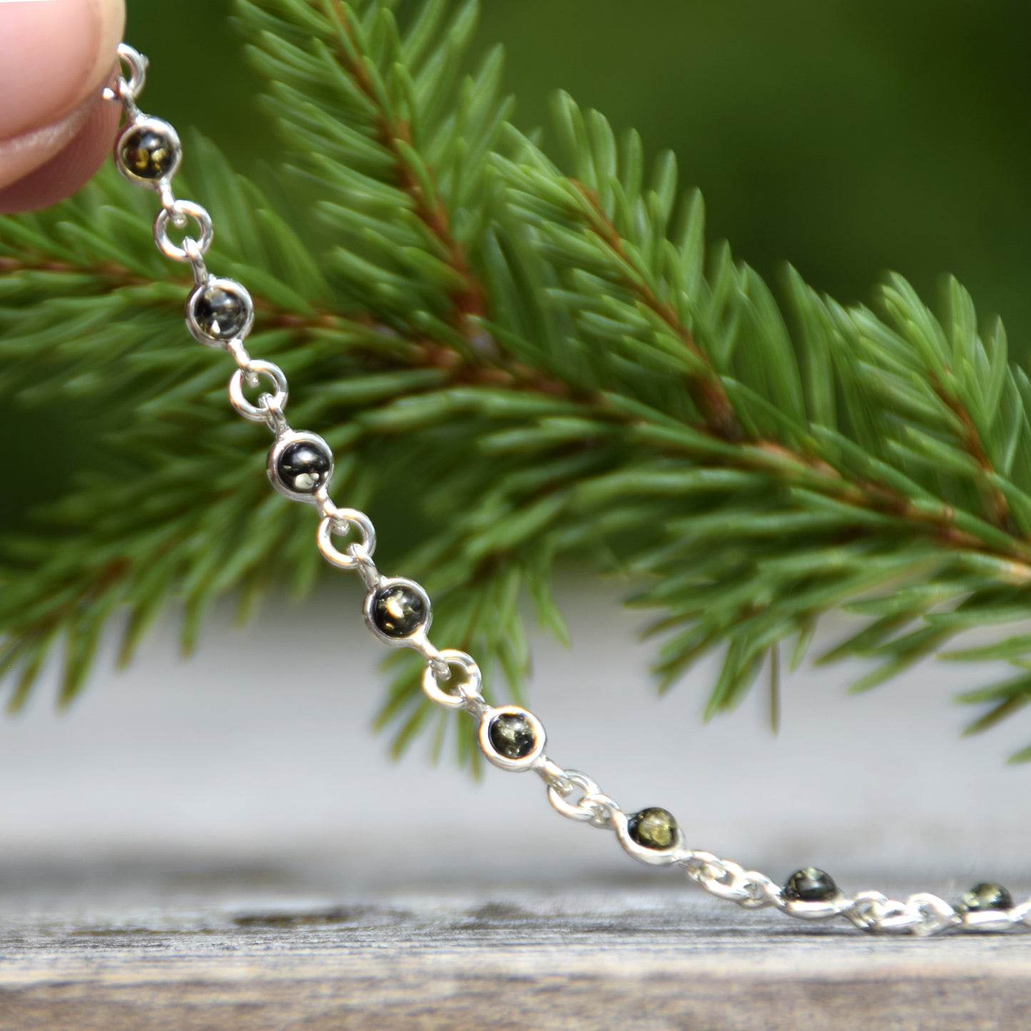 Delicato bracciale regolabile a catena creato con Ambra naturale color verde e Argento 925, MJ Baltica, BB029