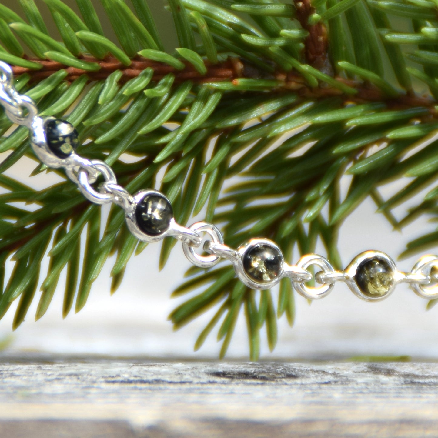 Delicato bracciale regolabile a catena creato con Ambra naturale color verde e Argento 925, MJ Baltica, BB029