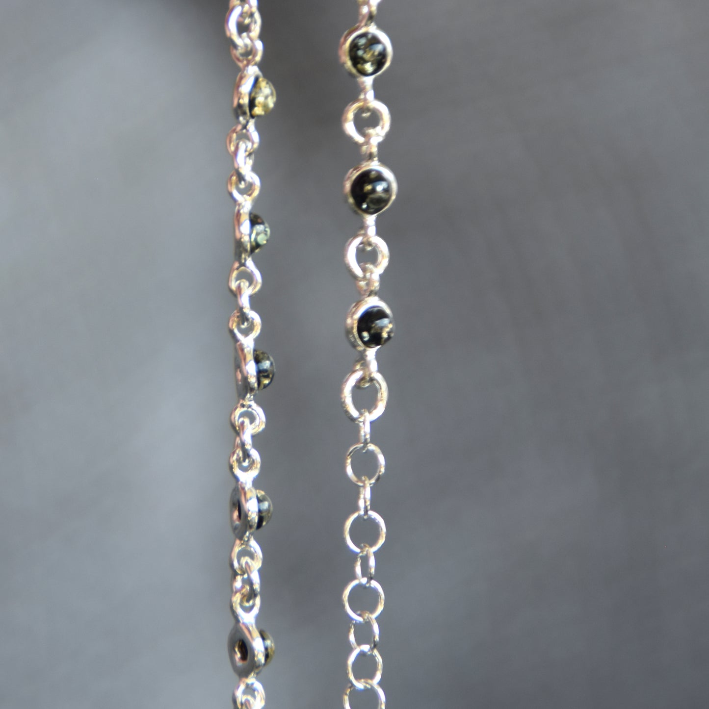 Delicato bracciale regolabile a catena creato con Ambra naturale color verde e Argento 925, MJ Baltica, BB029