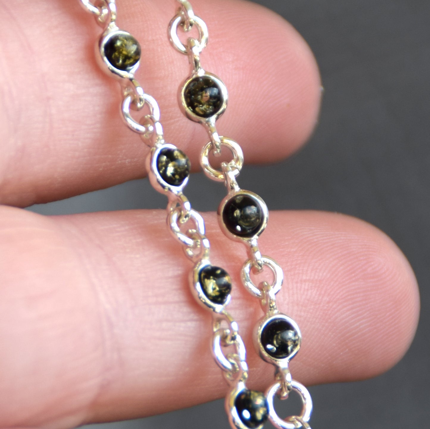 Delicato bracciale regolabile a catena creato con Ambra naturale color verde e Argento 925, MJ Baltica, BB029