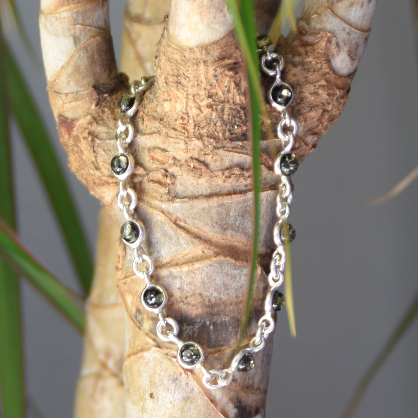 Delicato bracciale regolabile a catena creato con Ambra naturale color verde e Argento 925, MJ Baltica, BB029